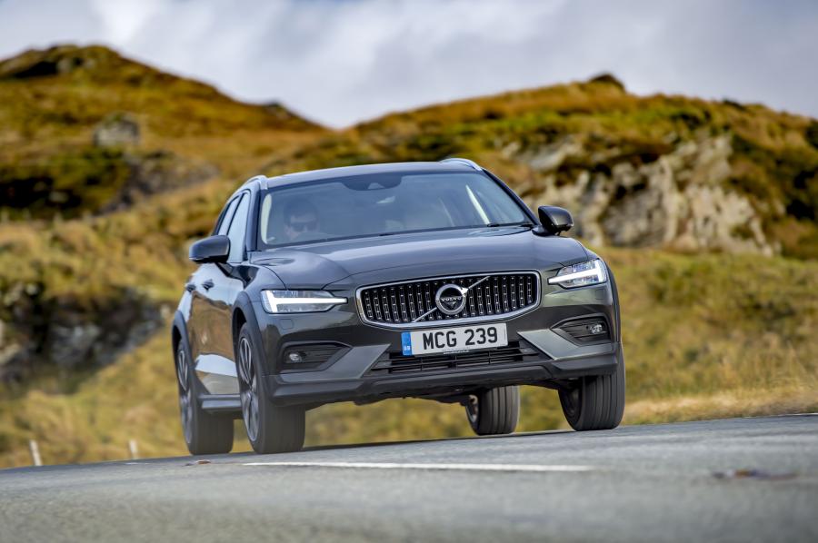  Volvo V60 D4 Cross Country 2019 года  (UK) (фото 18 из 43)